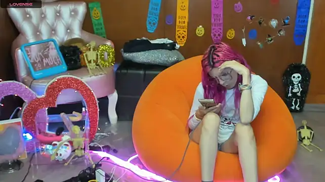 Skinygirl - nude play