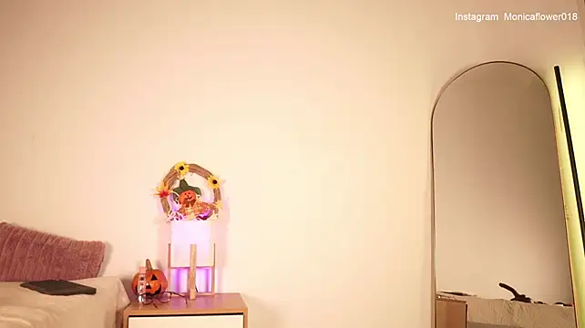 Monicaflowerr - ride dildo