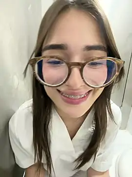 Sweet_Milaa1 - BLOW JOB + SALIVA IN THE BATHROOM
