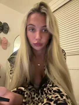 Summerblue_ - Boobs out 5 mins 😈