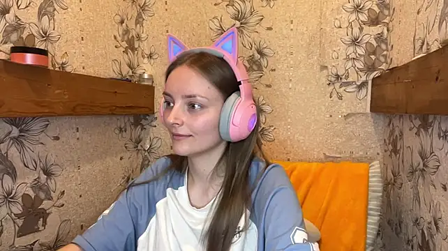 EmyMiu - show cute tongle