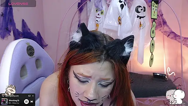 _carlotta_x - Hey little kitty 😼😽