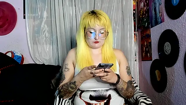 Avril_Maria - show boobs and spanks
