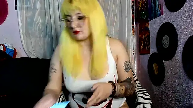 Avril_Maria - show boobs and spanks