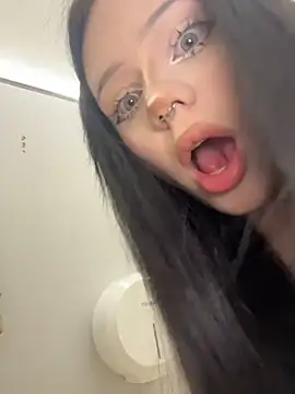 Sukidaa - FLASH PUS UNDER DOOR TO STRANGER
