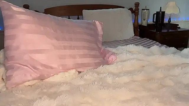 Itsquinnn - lotion my butt and squeezes!