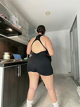 Sarasweet_sex - All naked in the kitchen🫵🏽🍑🤯
