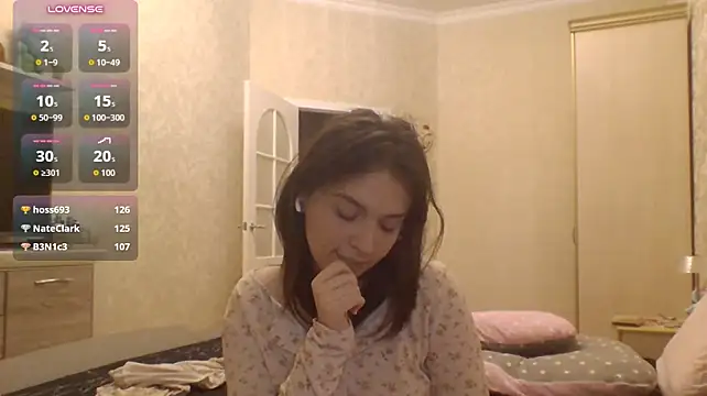 CeyaLier - Flash boobs + blow kiss