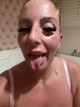 Laceyyxox - Naked Oil Strip Tease👀