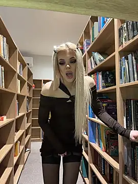 AlyssaFoxx_ - Blowjob Dildo in Public🍆💦