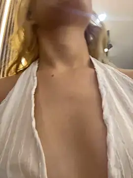 Isabella-gaviria - FUCK ME DOGGY STYLE UNDER THE TABLE😈🥵