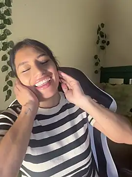 Rebbecca_ - aceite en mis gluteos