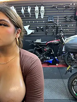 I_melissaa - oil my ass :)
