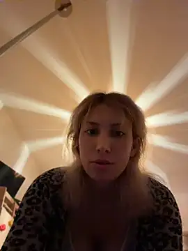 Suyneslii - Boobs flash