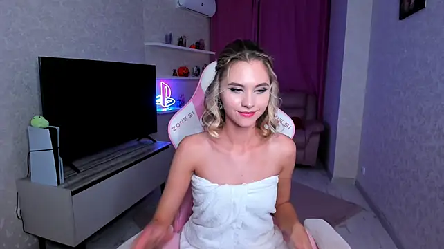 EllaCurtis - Only towel