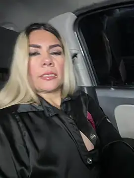 MistressAndre - Show tits public
