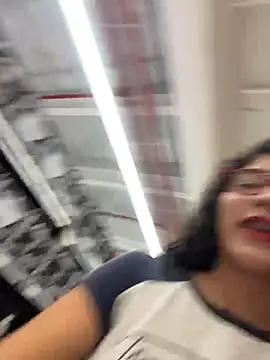 Dani_bela - Ir a baño a meterme un pepino del super
