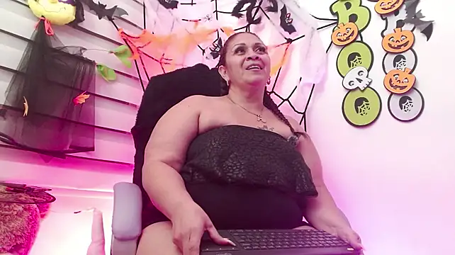 Scarlettbooty - breasts exposed