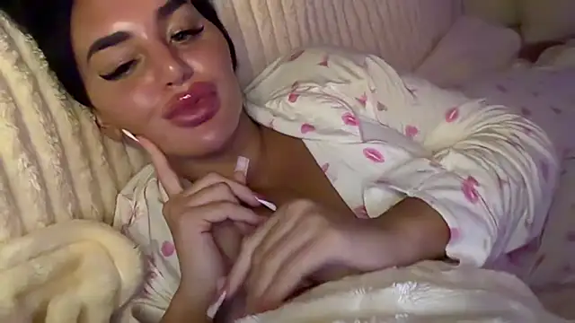 BIGBOOTYELLIEXXX