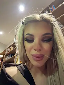 AlyssaFoxx_ - 2 Fingers in A$$ Bitchhh 🥵💦