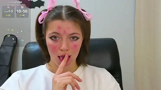 LoriYates - topless and play with nipples
