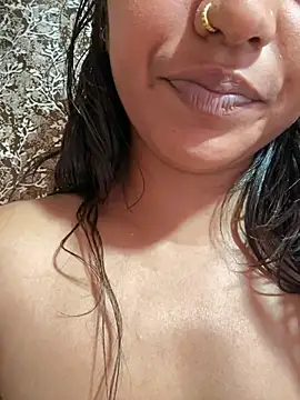 4U143 - Full nude show