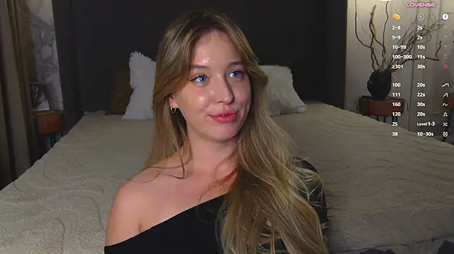 LoraineLuff - tease with naked back