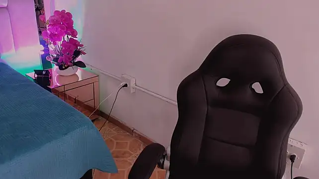SeraphineSalem - fingering my pussy close up