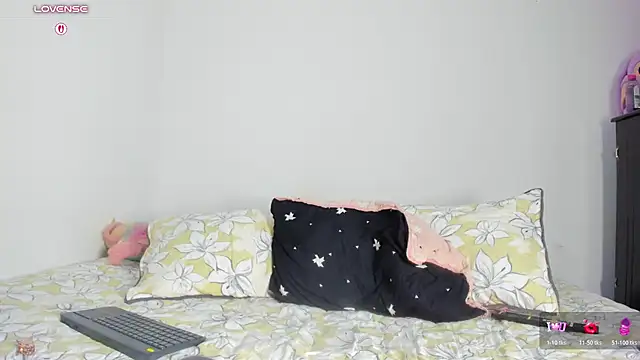 Hannah_Baileyy - ice cube on my breasts