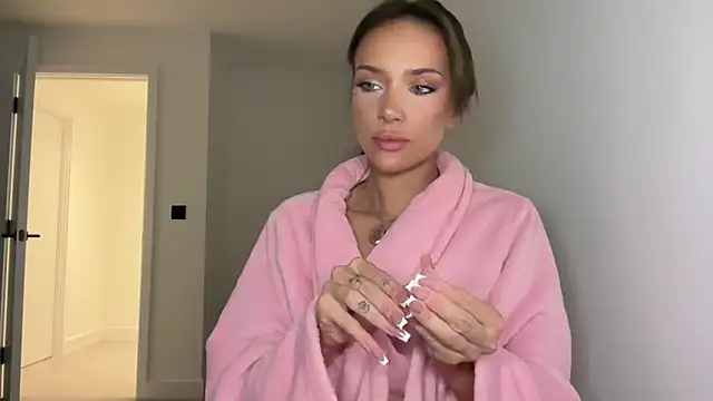 Ellabelle - Boobs out 5 mins 😻