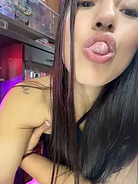 HollyAngel2 - Beso a cliente 🙈😅