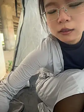 Niannian-999 - 男厕所好刺激，坐脸视角
