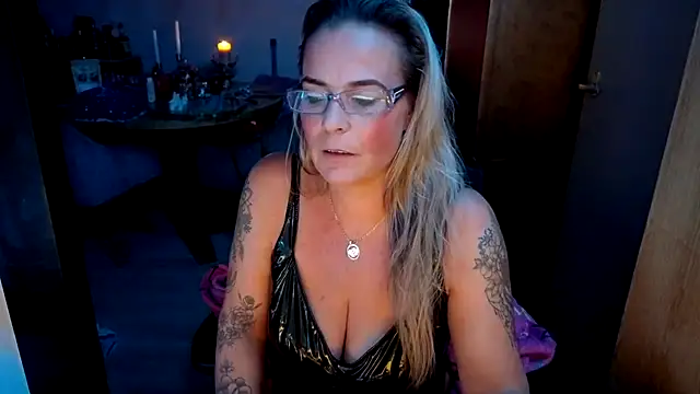 MissLukt - oil on tits showtje