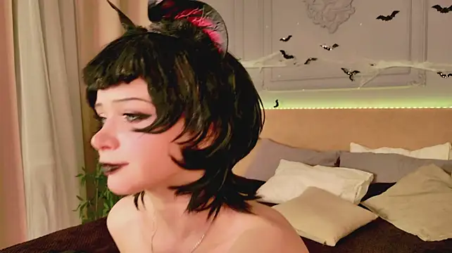Dark_Diva - cameltoe close to cam
