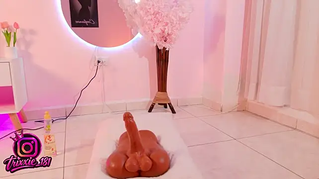 Trixxie_18 - Red ass + Oil in body