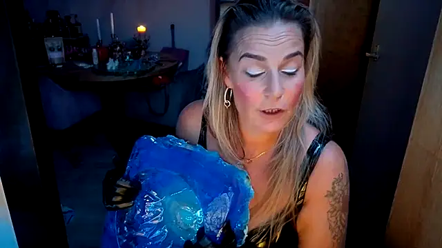 MissLukt - oil on tits showtje