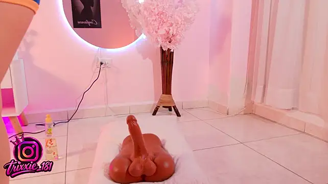 Trixxie_18 - Red ass + Oil in body