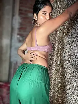 4U143 - Full nude show