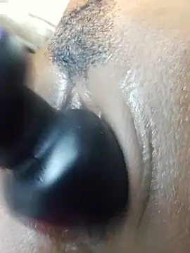 Moreninhasilva - Óleo nos seios + chupar dildo 😋💦