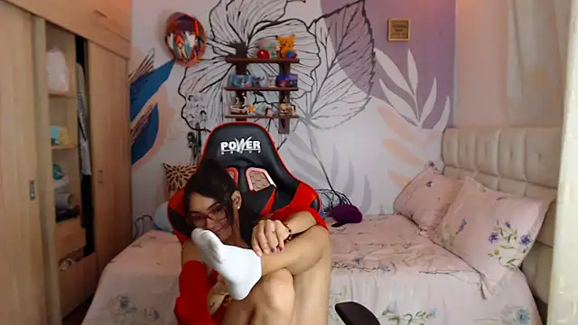 LinzyBaner - Make my pussy get wet for you.