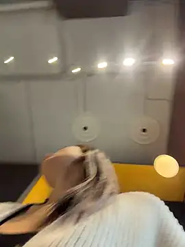 MiraReach - One finger in pussy 👅👅 in cafe