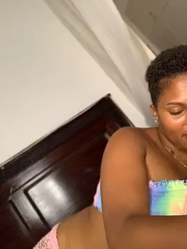 Madelltheebony - Suck my nipples 👑get surprise clip