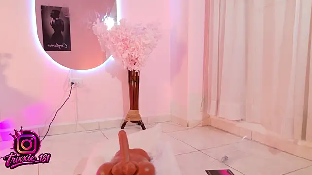 Trixxie_18 - Red ass + Oil in body
