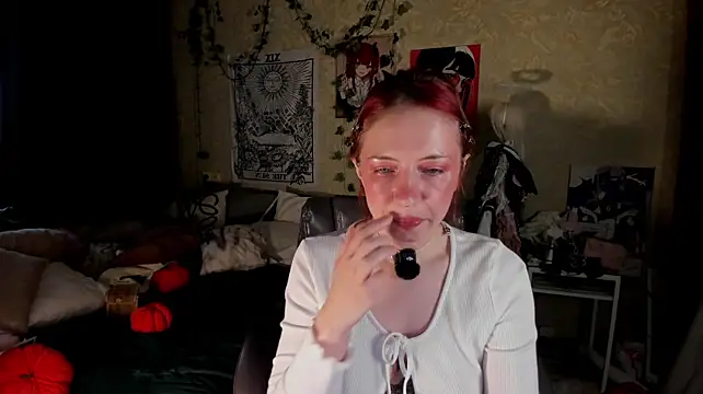 Lola_chans - send kiss clse to cam