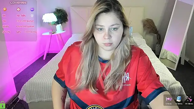 WetLuna1 - Show more cleavage
