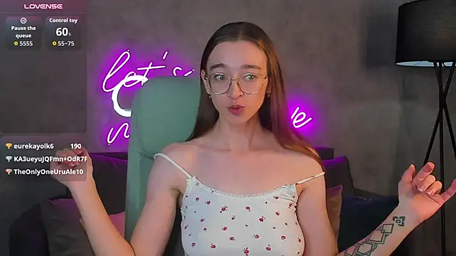 Lucy_Green - do a doggy pose for you