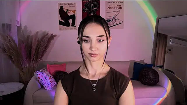LinaMour - show neck and collarbone area
