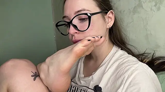 Afmera - lick between toes