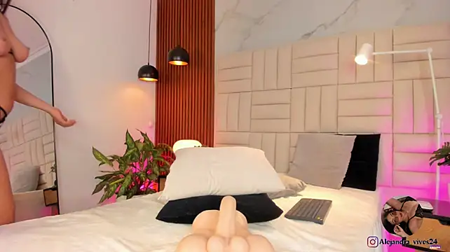Alejandra_Vives - Naked+finger pussy 😏✨👀