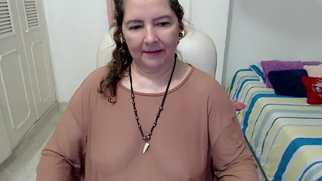 Leonela_69 - mommy is horny come play with me